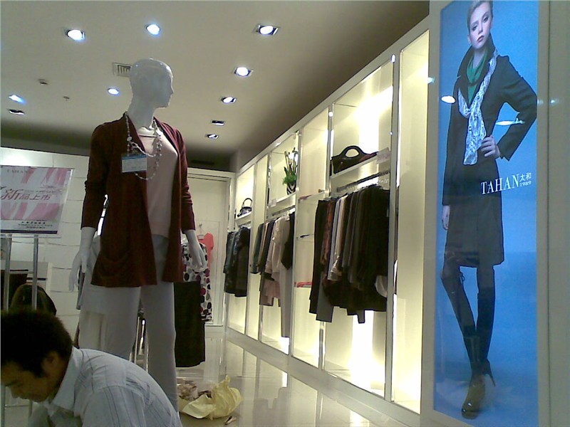 供应公司定做服饰展柜，服装道具，服饰道具，服装展示柜